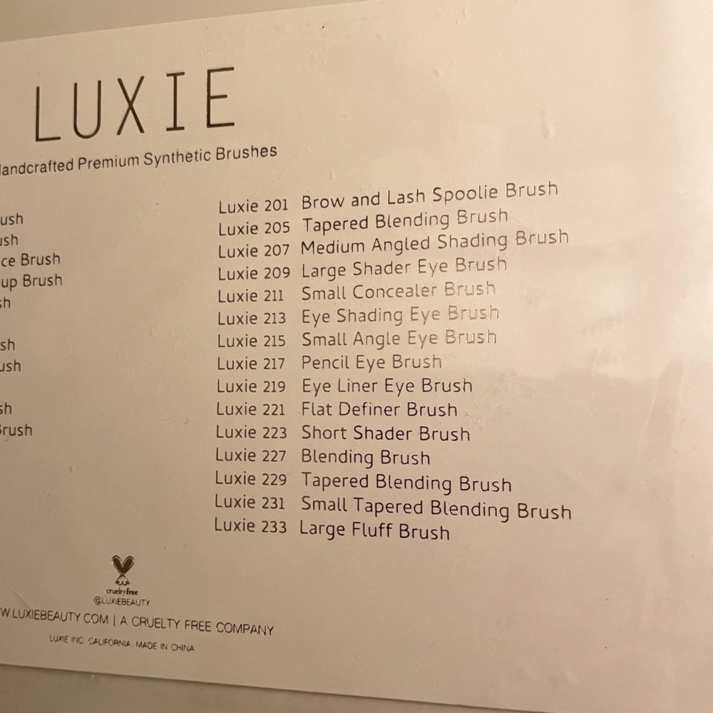 LUXIE | ✨Rose Gold✨ | 30-Piece Brush Set + Case (Brand New!) 💕 - Picture 9 of 11